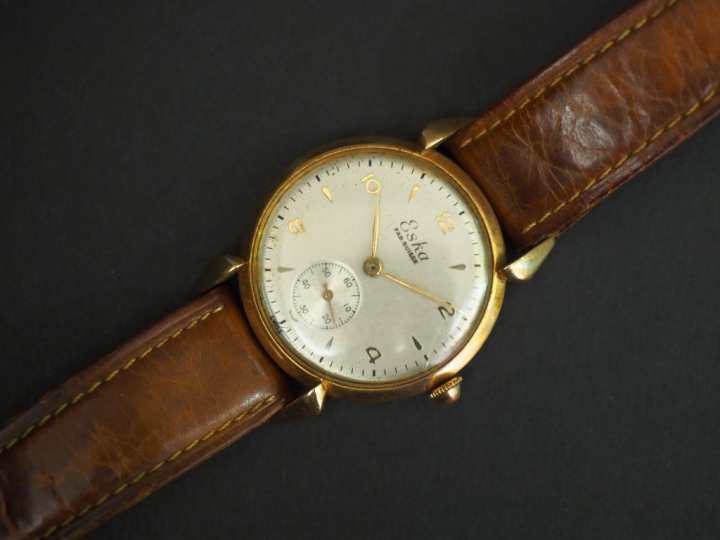 ESKA.  Montre bracelet d’homme, boitier en or jaune. Cadran rond à chi