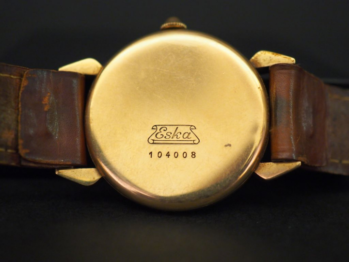 ESKA.  Montre bracelet d’homme, boitier en or jaune. Cadran rond à chi