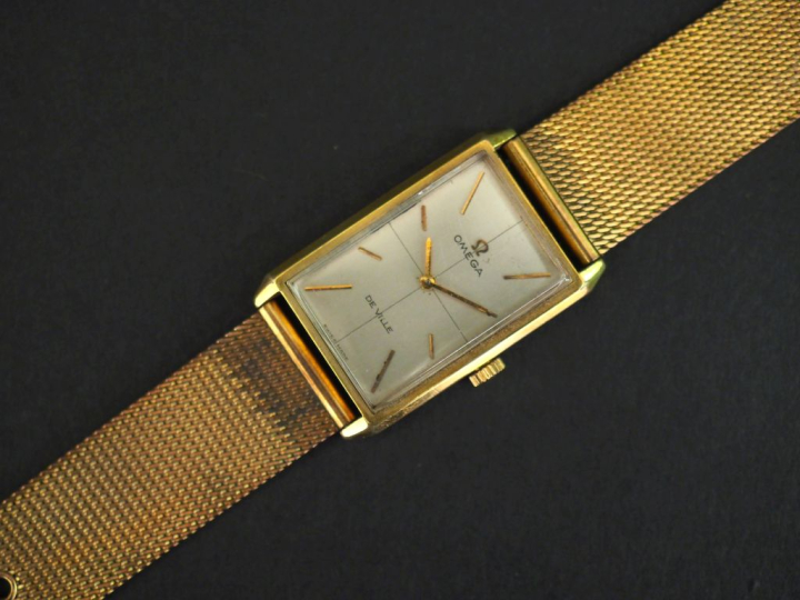 OMEGA, de ville  Montre bracelet d’homme en métal et métal doré. Cadra