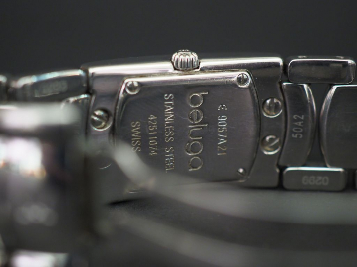 	EBEL Montre bracelet de dame en acier. Cadran rectangulaire à index b