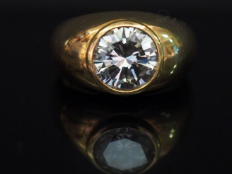 Vente aux enchères Bague dôme en or jaune, ornée en serti clos d’un diamant taille ancien