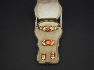 Vente aux enchères 	Parure Restauration en or jaune et émail polychrome, à décor de troph
