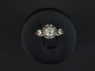 Vente aux enchères Bague en or blanc sertie en son centre d’un diamant taille ancienne de