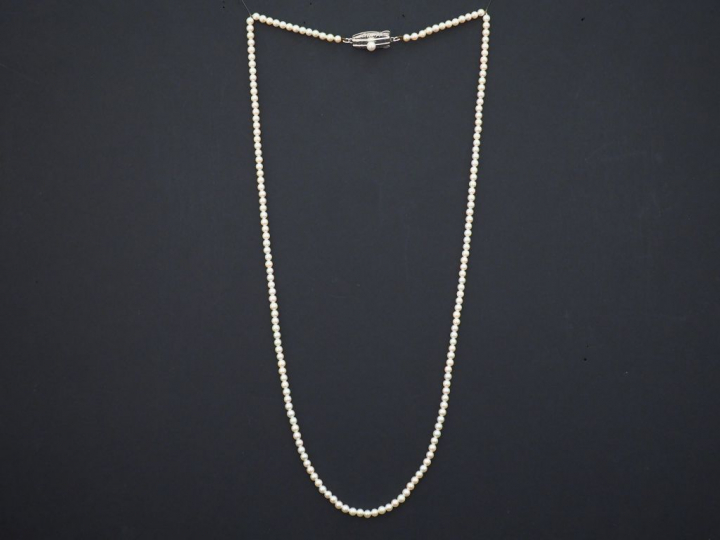 	MIKIMOTO  Collier de perles de cultures. Fermoir en métal, à décor de