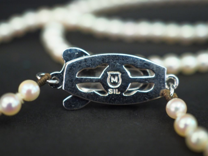 	MIKIMOTO  Collier de perles de cultures. Fermoir en métal, à décor de