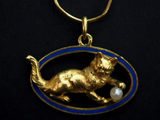 Vente aux enchères 	Pendentif et sa chaine en or jaune, perle et émail bleu figurant un c