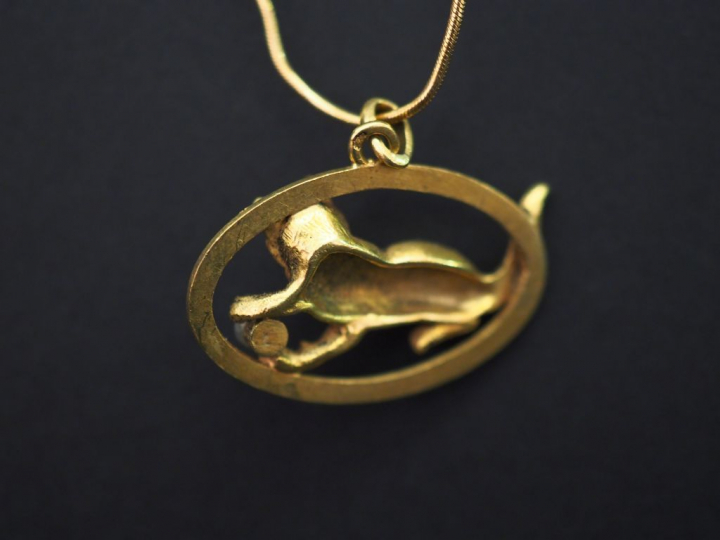 	Pendentif et sa chaine en or jaune, perle et émail bleu figurant un c