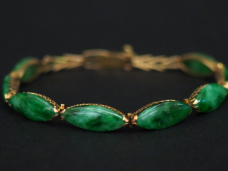 Vente aux enchères Bracelet articulé en or jaune, à décor de maillons ovales sertis de ja