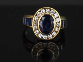 Vente aux enchères Bague marguerite en or jaune, sertie en son centre d’un saphir entouré