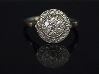 Vente aux enchères Bague en platine, sertie de petits diamants taillés en rose. TDD. 51 P
