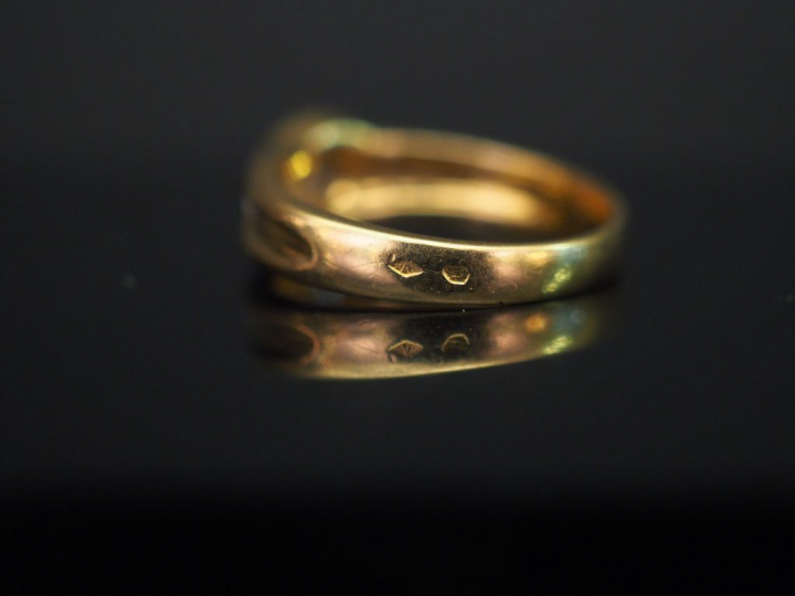 	Bague jonc en or jaune, sertie en son centre d’un diamant épaulé de s