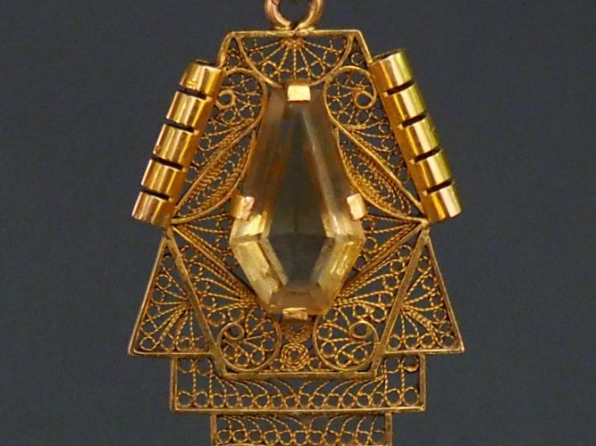 Pendentif en or jaune de forme géométrique à décor de filigranes, sert