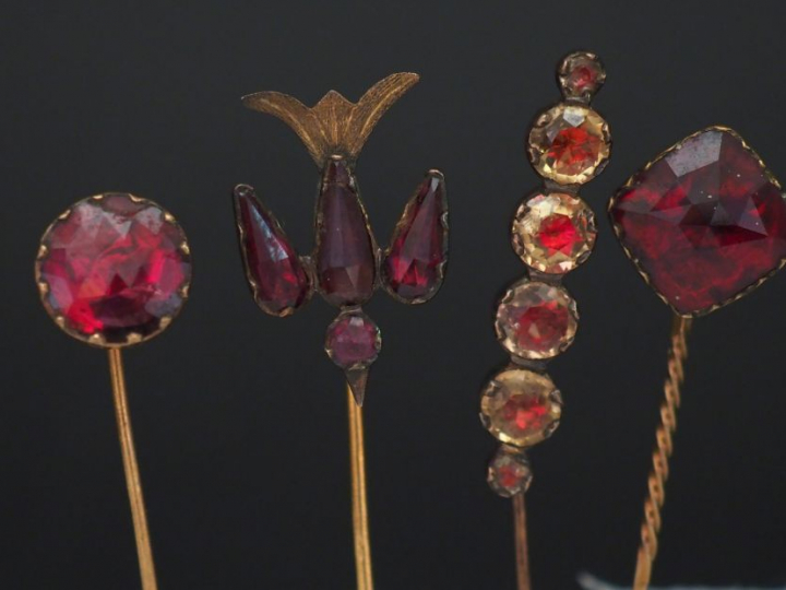 	Ensemble comprenant :  - trois différentes épingles à cravate en or j