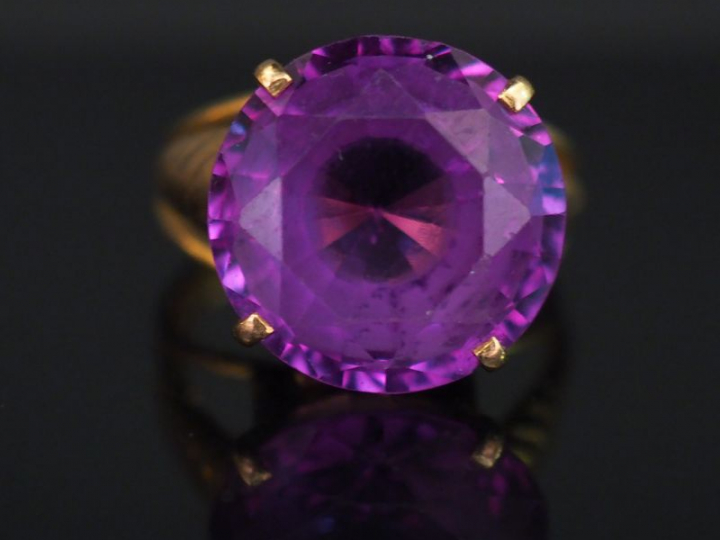 	Bague en or jaune, sertie en son centre d’une améthyste. Jolie montur