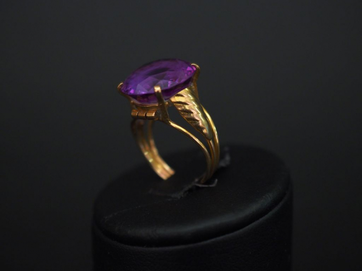 	Bague en or jaune, sertie en son centre d’une améthyste. Jolie montur