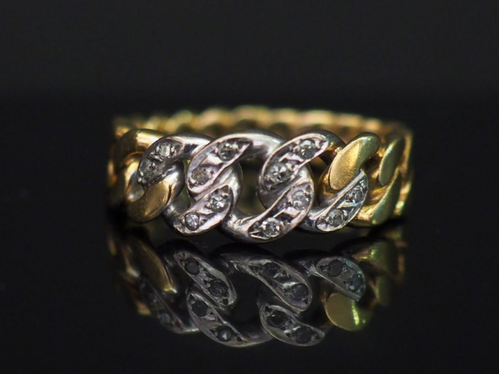 Bague deux tons d’or, maille gourmette, sertie de roses. TDD. 58 Poids