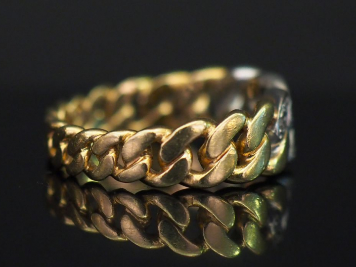 Bague deux tons d’or, maille gourmette, sertie de roses. TDD. 58 Poids