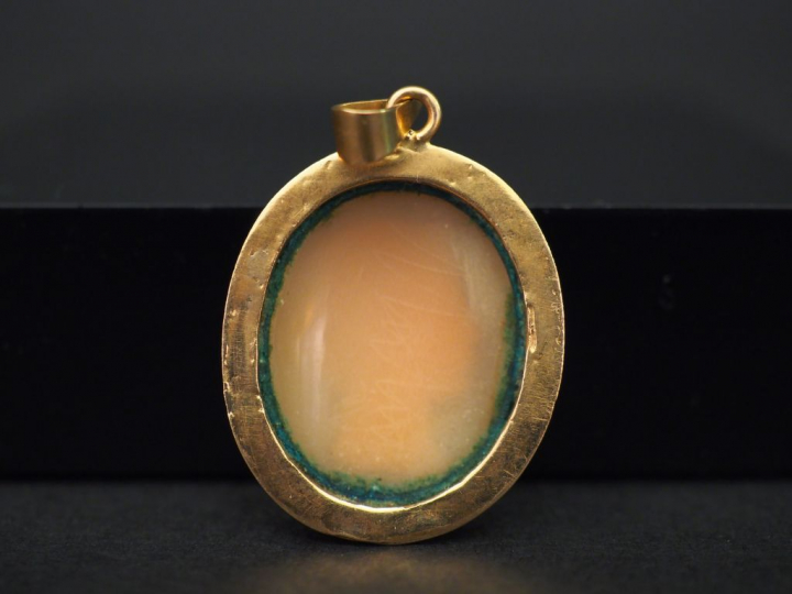 	Pendentif Napoléon III en or jaune, serti en son centre d’un camée fi