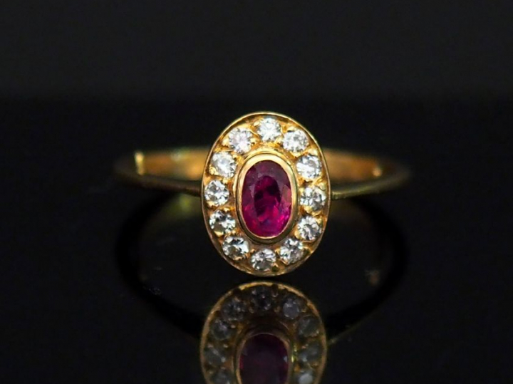 Petite bague marguerite en or jaune, sertie en son centre d’un rubis e