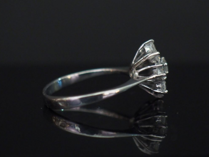 Bague marguerite en or blanc, sertie en son centre d'un diamant centra