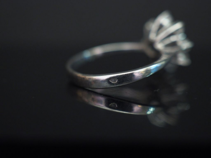 Bague marguerite en or blanc, sertie en son centre d'un diamant centra