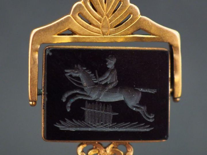 Pendentif articulé en or jaune, sertie d’une intaille figurant un cava