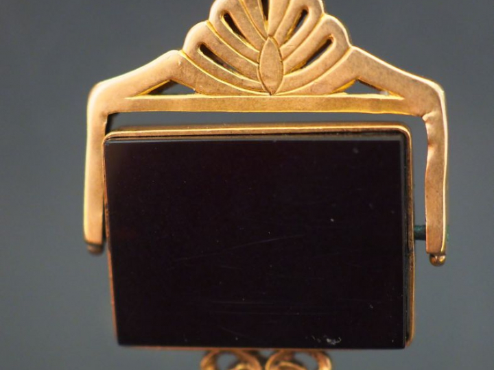 Pendentif articulé en or jaune, sertie d’une intaille figurant un cava