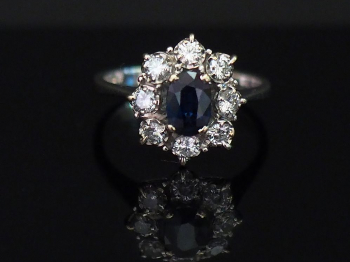 Bague marguerite en or blanc, sertie en son centre d’un saphir entouré