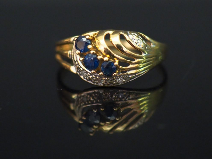 Petite bague en or jaune, sertie d’une ligne de trois petits saphirs e