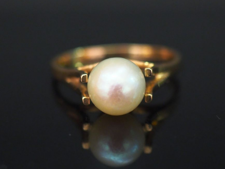 Bague en or jaune, sertie d’une perle. TDD. 52 Poids tel. 2,28 g