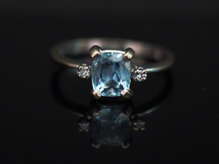 	Bague en or blanc, sertie en son centre d’une aigue marine épaulé de 
