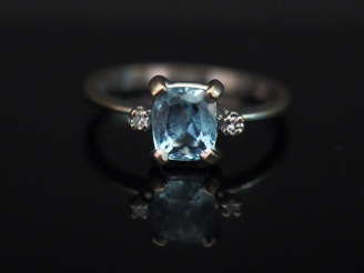 Vente aux enchères 	Bague en or blanc, sertie en son centre d’une aigue marine épaulé de 