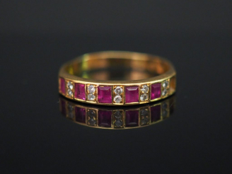 Vente aux enchères Bague jonc en or jaune, sertie de rubis calibrés et petits diamants. T