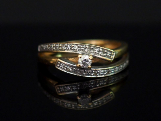 Vente aux enchères Bague en or jaune, sertie d’un diamant central et de petits diamants. 