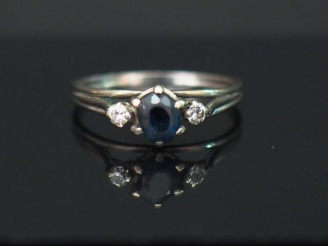 Vente aux enchères 	Bague en or blanc, sertie en son centre d’un saphir épaulé de deux pe