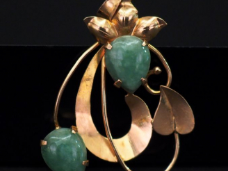 Vente aux enchères Pendentif en or jaune et jadéite, à décor ajouré de motif feuillagé. H