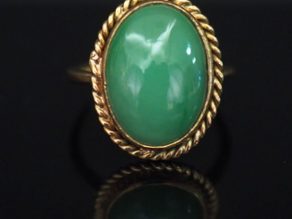 Vente aux enchères Bague ovale en or jaune 14K, sertie de jadéite en cabochon. TDD. 49 Po