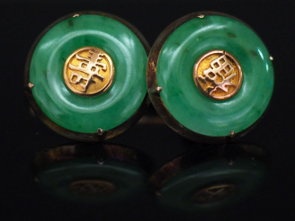 Vente aux enchères 	Paire de boutons de manchettes en or jaune 14K et jadéite, à décor de