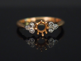 Vente aux enchères 	Bague en or jaune, sertie de six petits éclats de diamant. TDD. 50 Po
