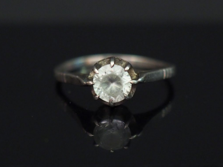 Bague en or blanc, sertie en son centre d’une pierre à l’imitation du 