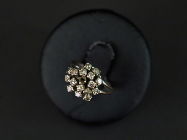 	Bague dôme en or blanc, sertie de petits diamants. TDD. 49 Poids tel.