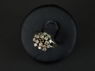 Vente aux enchères 	Bague dôme en or blanc, sertie de petits diamants. TDD. 49 Poids tel.