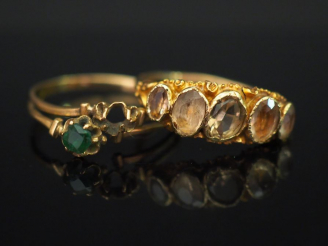 Vente aux enchères Ensemble comprenant :  - une bague jonc en or jaune, sertie d’une lign