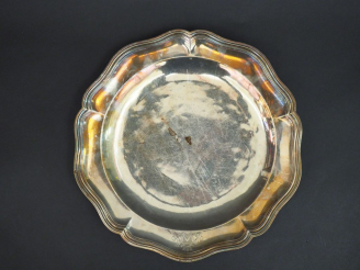 Vente aux enchères Plat rond XVIIIème en argent, modèle à filets, à décor d'armoiries. Di