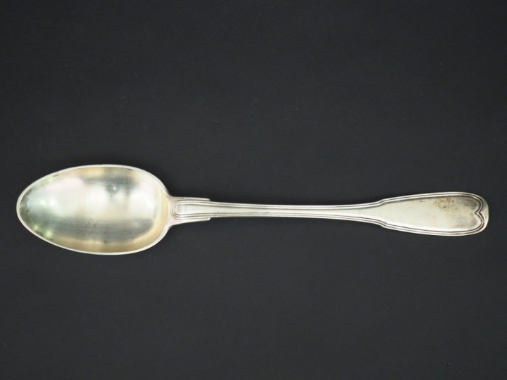Cuillère à ragout XVIIIème en argent, modèle à filet, à décor d'armoir