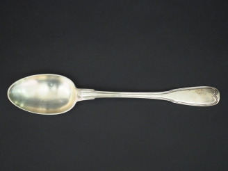 Vente aux enchères Cuillère à ragout XVIIIème en argent, modèle à filet, à décor d'armoir