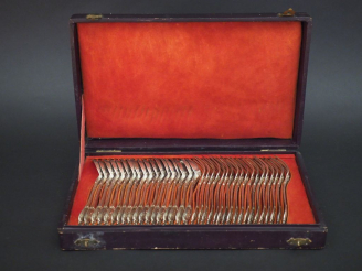 Vente aux enchères Suite de dix-huit couverts à entremets de style Louis XVI en argent, p