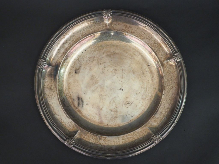 Grand plat rond de style Louis XV en argent, poinçon Minerve, modèle à