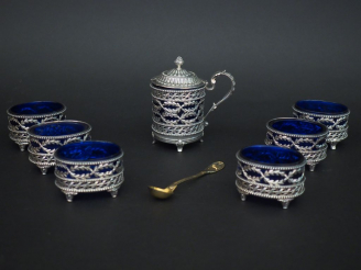 Vente aux enchères ODIOT.  Garniture de table de style Louis XVI en argent, poinçon Miner