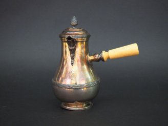 Vente aux enchères Chocolatière de style Louis XVI en argent, poinçon Minerve, à décor de